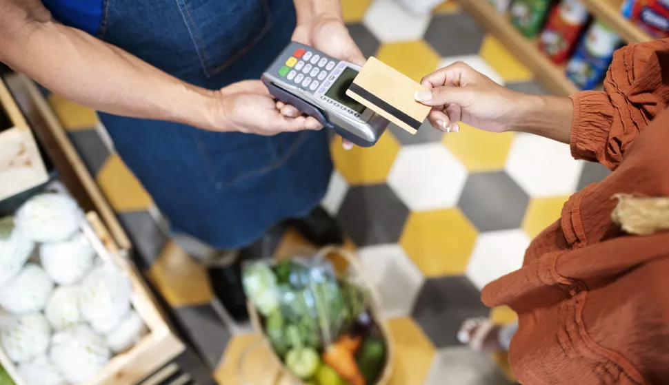 beskontaktno placanje, kreditna kartica, debitna kartica, gotovina, novac, kupovina, euro, ilustracijafreepik