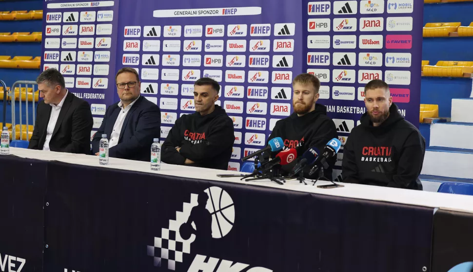 Zadar, 17.02.2025. - Konferencija za medije vezana za okupljanje košarkaške reprezentacije Hrvatske uoči posljednjeg kvalifikacijskog ciklusa za Europsko prvenstvo 2025. godine i predstavljanje novog partnera HKS-a - Mobil leasing.Na fotografiji: Josip Vrankovic, Aleš Zafošnik, Josip Sesar, Dario Drežnjak, Dominik Mavra, Foto: HINA/Zvonko KUCELIN