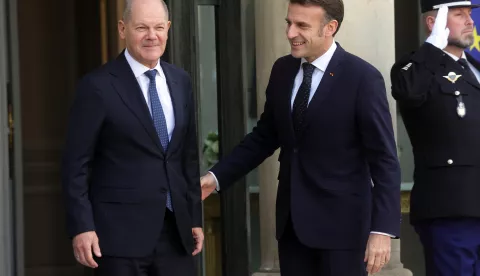 epa11902955 French President Emmanuel Macron (R) welcomes German Chancellor Olaf Scholz (L) ahead of a meeting on war in Ukraine and European security at the Elysee Palace in Paris, France, 17 February 2025. EPA/TERESA SUAREZ