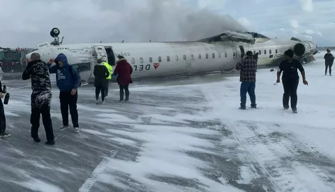 WASHINGTON, 17. veljače 2025. (Hina/Reuters) - Zrakoplovna nesreća u međunarodnoj zračnoj luci Toronto Pearson u ponedjeljak pokrenula je akciju hitnih službi i policijskih vlasti, izvijestio je CTV News pozivajući se na lokalnu policiju.