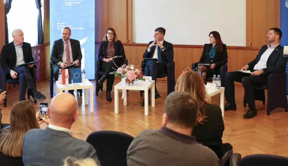 Okrugli stol ekonomski fakultet u osijeku"Izazovi korporativnog upravljanja i jačanje integriteta u trgovačkim društvima u većinskom vlasništvu JLP(R)S u procesu pristupanja Hrvatske OECD-u" Boris Crnković, Mladen Bručić-Matic,Nataša Tramišak, Jasenka Crnković.Darko Tipurić