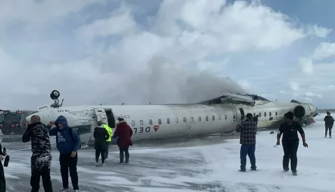 WASHINGTON, 17. veljače 2025. (Hina/Reuters) - Zrakoplovna nesreća u međunarodnoj zračnoj luci Toronto Pearson u ponedjeljak pokrenula je akciju hitnih službi i policijskih vlasti, izvijestio je CTV News pozivajući se na lokalnu policiju.