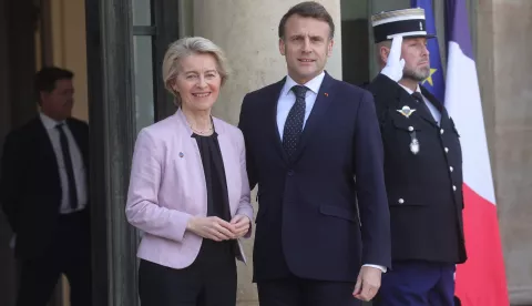 epa11902914 French President Emmanuel Macron (R) welcomes European Commission President Ursula von der Leyen (L) ahead of a meeting on war in Ukraine and European security at the Elysee Palace in Paris, France, 17 February 2025. EPA/TERESA SUAREZ