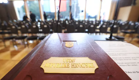 18.02.2025., Zagreb - Svecana inauguracija novoizabranog hrvatskog predsjednika Zorana Milanovica odrzana u Predsjednickim dvorima na Pantovcaku. Svecana prisega na stolu koju ce procitati Predsjednik Zoran Milanovic Photo: Lana Slivar Dominic/HINA/POOL/PIXSELL/PIXSELL