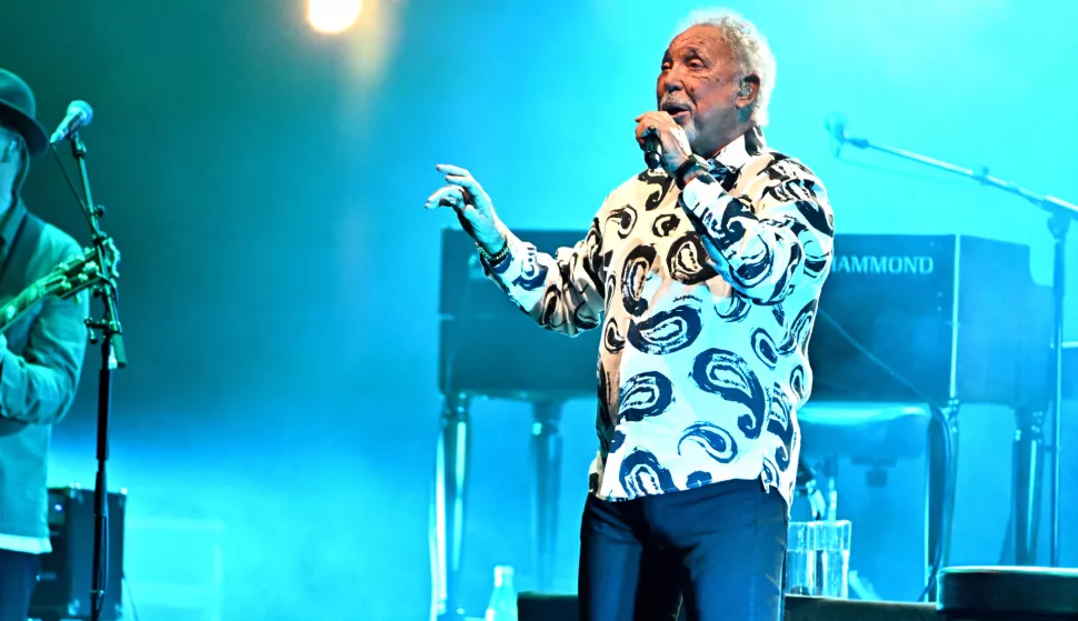 Le chanteur Sir Tom Jones en concert sur la scène Masséna durant le Nice Jazz Festival 2023, le 19 juillet 2023. © Bruno Bebert/Bestimage The singer Sir Tom Jones in concert on the Masséna stage during the Nice Jazz Festival 2023. Photo: Bruno Bebert/Bestimage/BESTIMAGE