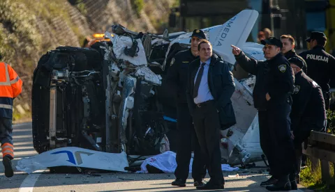 18.02.2025. Dubrovnik - Jutros, oko 7,30 sati, na državnoj cesti D-8 pod još neutvrđenim okolnostima, prevrnulo se na krov, izvijestila je policija.Na mjestu događaja preminula je jedna osoba. Stijena se odlomila i pala na kombi vozilo Photo: Pixsell/PIXSELL