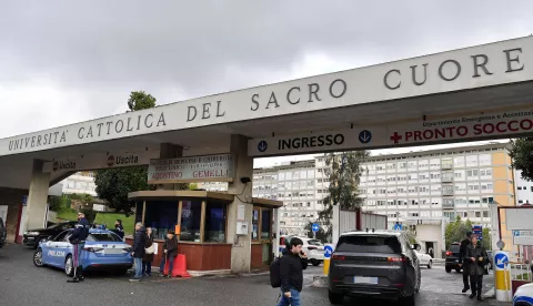 epa11895336 A general view at the entrance of Agostino Gemelli University Hospital where Pope Francis underwent surgery, in Rome, Italy, 14 February 2025. EPA/FABIO CIMAGLIA