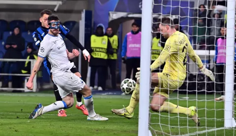 epa11906161 Brugge's Simon Mignolet saves shot on goal from Atalanta's Mateo Retegui during the UEFA Champions League knockout phase play-offs 2nd leg match between Atalanta BC and Club Brugge KV at the Bergamo Stadium in Bergamo, Italy, 18 February 2025. EPA/MICHELE MARAVIGLIA