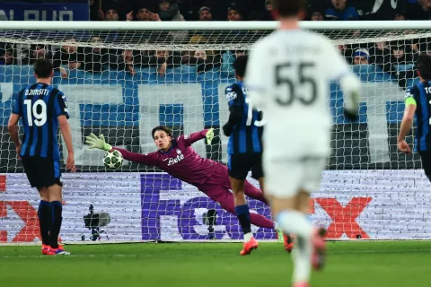 epa11906122 Atalanta's Marco Carnesecchi concedes the 3-0 lead during the UEFA Champions League knockout phase play-offs 2nd leg match between Atalanta BC and Club Brugge KV at the Bergamo Stadium in Bergamo, Italy, 18 February 2025. EPA/MICHELE MARAVIGLIA
