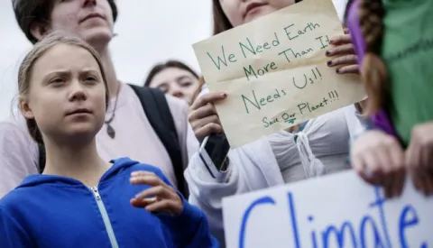 epa07840203 Greta Thunberg (L), the 16 year old climate change activist from Sweden, participates in a School Strike for Climate reform on the Ellipse near the White House in Washington, DC, USA, 13 September 2019. Thunberg sparked a global movement when she took Fridays off from her school in Stockholm to promote climate reform. EPA/SHAWN THEW