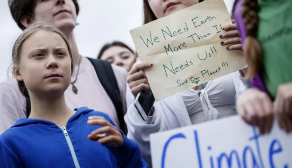 epa07840203 Greta Thunberg (L), the 16 year old climate change activist from Sweden, participates in a School Strike for Climate reform on the Ellipse near the White House in Washington, DC, USA, 13 September 2019. Thunberg sparked a global movement when she took Fridays off from her school in Stockholm to promote climate reform. EPA/SHAWN THEW