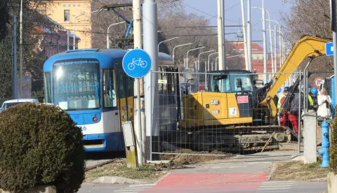 Osijek, 19. 02. 2025, Ulica cara Hadrijana kod zapadnog ulaza u KBC Osijek, bager skoro prvernio tramvaj. Uviđaj u tijeku, policija. Neslužbena informacja navodno ima 7 lakše povrieđenih u tramvaju.snimio GOJKO MITIĆ