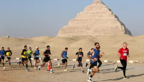 epa10472193 Participants run during the Saqqara Pyramid Race in Giza, on the outskirts of Cairo, Egypt, 17 Februay 2023. Runners from around the world participated in the marathon running event offering distances of 5km and 10km at the Giza Plateau, home of the Saqqara Pyramid of Giza. EPA/KHALED ELFIQI