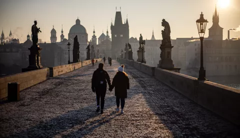 epa11906484 A couple walks on Charles bridge on a winter morning in Prague, Czech Republic, 19 February 2025. According to the Czech Hydrometeorological Institute, temperatures in the country dropped to an average value of around -12 degrees Celsius overnight, making it one of the coldest nights of this winter. EPA/MARTIN DIVISEK