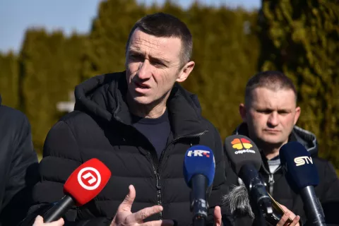 Vukovar, 19.02.2025. - Gradonačelnik Ivan Penava sa suradnicima obišao je novoizgrađenu zajedničku grobnicu - kosturnicu na Novom groblju u Vukovaru. Na fotografiji Ivan Penava.foto HINA/ Gordan PANIĆ/ gp