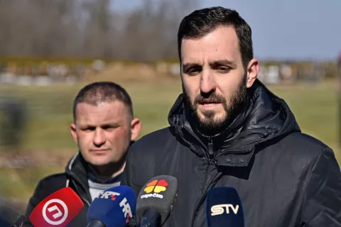 Vukovar, 19.02.2025. - Gradonačelnik Ivan Penava sa suradnicima obišao je novoizgrađenu zajedničku grobnicu - kosturnicu na Novom groblju u Vukovaru. Na fotografiji Domagoj Bilić.foto HINA/ Gordan PANIĆ/ gp