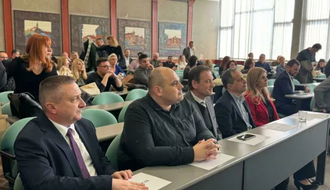 VINKOVCIVinkovci su bili domaćini početne konferencije projekta REBIOFORESTS, čiji je cilj pojačati prekograničnu suradnju u ostvarivanju bolje otpornost šumskih ekosustava na klimatske promjene, a projekt je osmišljen nakon ekstremne vremenske nepogode u ljeto 2023. godine.