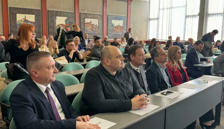 VINKOVCIVinkovci su bili domaćini početne konferencije projekta REBIOFORESTS, čiji je cilj pojačati prekograničnu suradnju u ostvarivanju bolje otpornost šumskih ekosustava na klimatske promjene, a projekt je osmišljen nakon ekstremne vremenske nepogode u ljeto 2023. godine.
