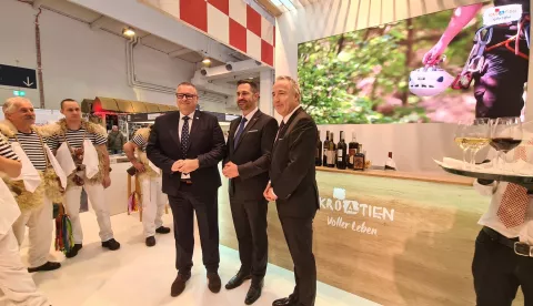Essen, 19.02.2025. - Hrvatska je zemlja-partner na specijaliziranom sajmu turizma i kampinga Reise+Camping koji je otvoren u srijedu i traje do 23. veljače okupivši oko 800 izlagača iz svijeta, a na svečanosti otvaranja istaknuto je da je Hrvatska među vodećim europskim kamping i odredištima za odmore Nijemaca. Na fotografiji Kristjan Stančić, Tonči Glavina. foto HINA/ Tatjana MIŠČANČUK/ tm