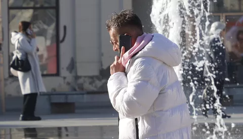 Osijek, 22. 10. 2024., Trg A. Starčevića, hladno jutro, mobitel, svi na mobitelima - ilustracija, slobodnjak, slobodnjaciSNIMIO BRUNO JOBST