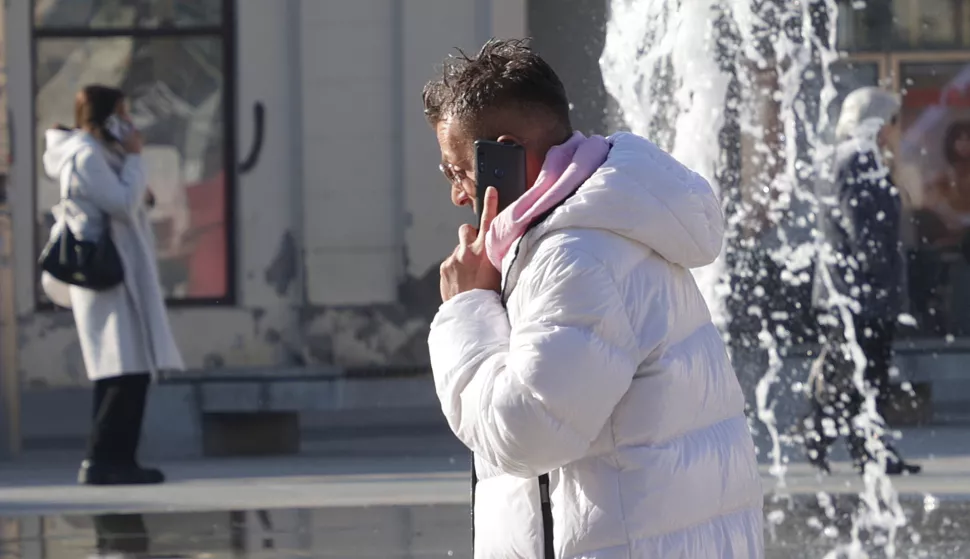 Osijek, 22. 10. 2024., Trg A. Starčevića, hladno jutro, mobitel, svi na mobitelima - ilustracija, slobodnjak, slobodnjaciSNIMIO BRUNO JOBST