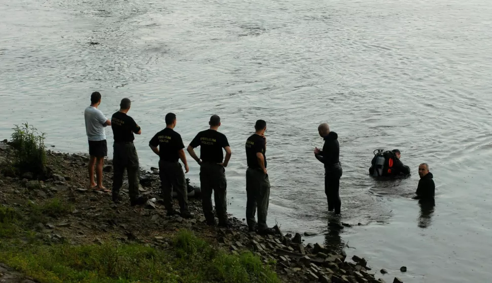 Osijek: 11.07.2011Ronioci specijalne policije pretrauju dno drave za utopljenikom, dok je ensko osoba spaenaSnimio: Josip eri
