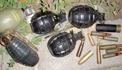 ?21.11.2012. U kanti na benzinskoj OMV-a u Ulici sv. Leopolda Bogdana Mandića pronađene bačene ručne bombe i streljivoFoto:PU OSJEČKO-BARANJSKA------crna2 st color