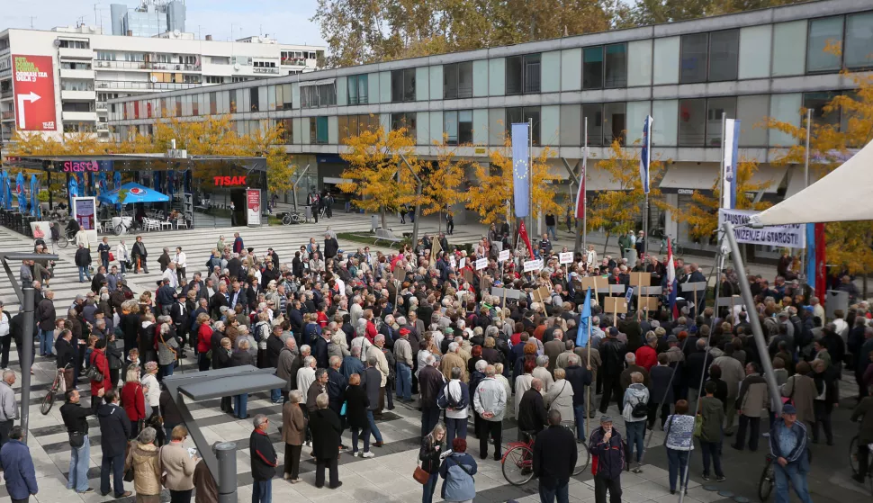 snimio Davor KIBEL,Osijek, 10.10.2017. Trg slobode, prosvjed umirovljenika pod nazivom "Zaustavimo siromaštvo i poniženje u starosti" 