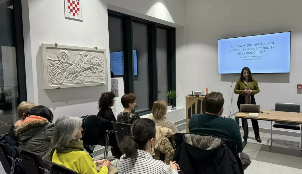 VINKOVCIIzvanredna profesorica na Filozofskom fakultetu u Osijeku Ana Babić Čikaš održala je u vinkovačkoj Gradskoj knjižnici i čitaonici predavanje naslovljeno "Psihološke potrebe odrastanja – kako biti podrška djeci sadašnjice", čime je obilježen 18. Tjedan psihologije u Hrvatskoj.veljača 2025.