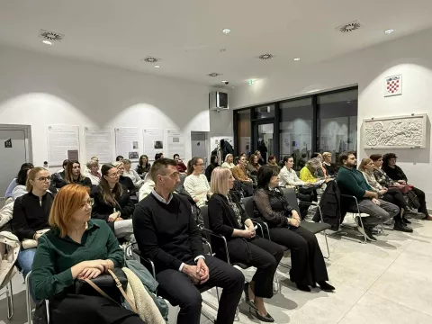 VINKOVCIIzvanredna profesorica na Filozofskom fakultetu u Osijeku Ana Babić Čikaš održala je u vinkovačkoj Gradskoj knjižnici i čitaonici predavanje naslovljeno "Psihološke potrebe odrastanja – kako biti podrška djeci sadašnjice", čime je obilježen 18. Tjedan psihologije u Hrvatskoj.veljača 2025.