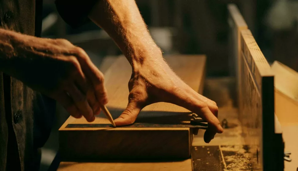 STOLAR OBRTNIK ILUSTRACIJA