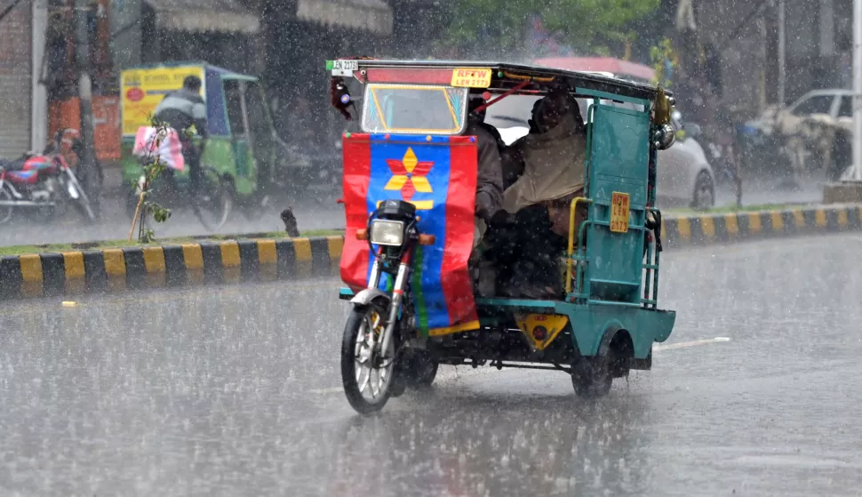 epa11910189 A tricycle drives amid rainfall in Lahore, Pakistan, 20 February 2025. The Pakistan Meteorological Department (PMD) has forecasted additional rain for the area, including isolated instances of heavy rainfall.. EPA/A. HUSSAIN