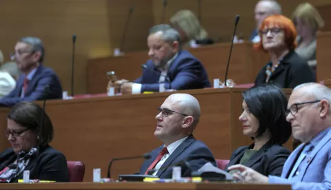 Zagreb.21.2.2025.&nbsp;Zastupnici Hrvatskog sabora pripremaju se za glasovanje.Na slici Josip Dabro,Dubravka Lipovac Pehar i Tomislav Josić.foto HINA/ Tomislav Pavlek/ tp