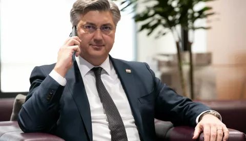 Zagreb, 21.02.2025. - Premijer Andrej Plenković u petak je telefonski razgovarao s ukrajinskim predsjednikom Volodimirom Zelenskijem koji mu je zahvalio na pomoći koju Hrvatska pruža njegovoj zemlji. Zelenskij i Plenković su "raspravili trenutnu sigurnosnu situaciju u Ukrajini i mirovne inicijative", objavio je hrvatski premijer na platformi X. foto HINA/ Platforma X/ Andrej Plenković/ ml