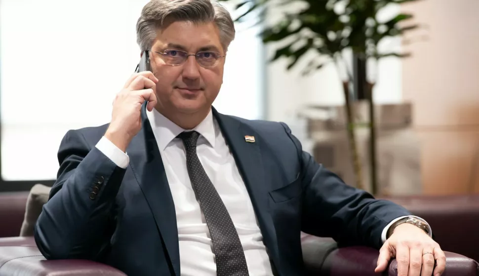 Zagreb, 21.02.2025. - Premijer Andrej Plenković u petak je telefonski razgovarao s ukrajinskim predsjednikom Volodimirom Zelenskijem koji mu je zahvalio na pomoći koju Hrvatska pruža njegovoj zemlji. Zelenskij i Plenković su "raspravili trenutnu sigurnosnu situaciju u Ukrajini i mirovne inicijative", objavio je hrvatski premijer na platformi X. foto HINA/ Platforma X/ Andrej Plenković/ ml