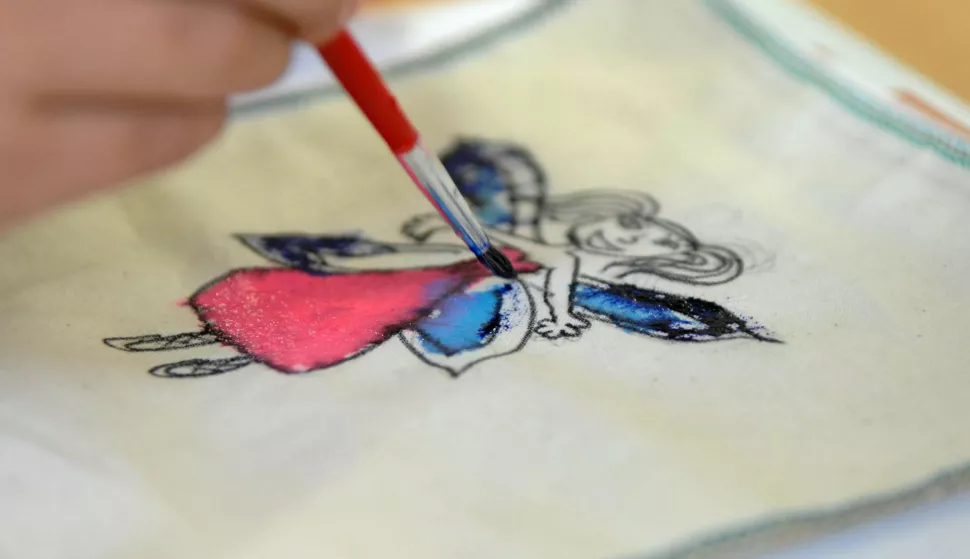 15.10.2010., Vrsar - Na inicijativu Drustva Nasa djeca, Vrsar, uz podrsku Djecjeg vrtica Tici u Vrsaru i Osnovne skole Vladimira Nazora u Vrsaru pokrenuta je humanitarna akcija "Za malu vilu Maju". Sestogodisnja Maja Ladenlajter boluje od rijetke bolesti leukodistrofije. Cilj je prikupiti novac potreban za lijecenje maticnim stanicama kostane srzi na klinici u Njemackoj. Crtanje malih andjela. rPhoto: Dusko Marusic/PIXSELL