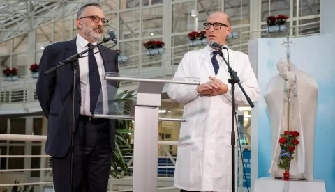 epa11913465 Luigi Carbone (L) and Sergio Alfieri speak to the press during the Pope's doctors' briefing at Gemelli University Hospital, where Pope Francis is hospitalized for bronchitis treatment, in Rome, Italy, 21 February 2025. Pope Francis was hospitalized on 14 February due to a respiratory tract infection. EPA/GIUSEPPE LAMI