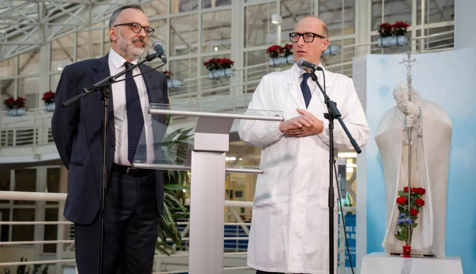 epa11913465 Luigi Carbone (L) and Sergio Alfieri speak to the press during the Pope's doctors' briefing at Gemelli University Hospital, where Pope Francis is hospitalized for bronchitis treatment, in Rome, Italy, 21 February 2025. Pope Francis was hospitalized on 14 February due to a respiratory tract infection. EPA/GIUSEPPE LAMI