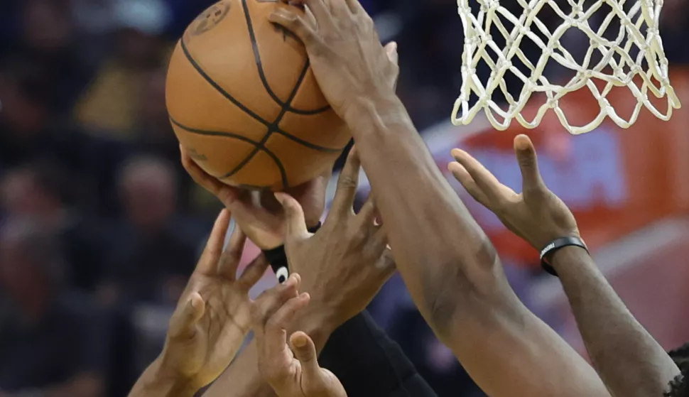 epaselect epa11873841 Golden State Warriors and the Orlando Magic reach for a rebound during the first half of the NBA game between the Orlando Magic and the Golden State Warriors in San Francisco, California, USA, 03 February 2025. EPA/JOHN G. MABANGLO SHUTTERSTOCK OUT