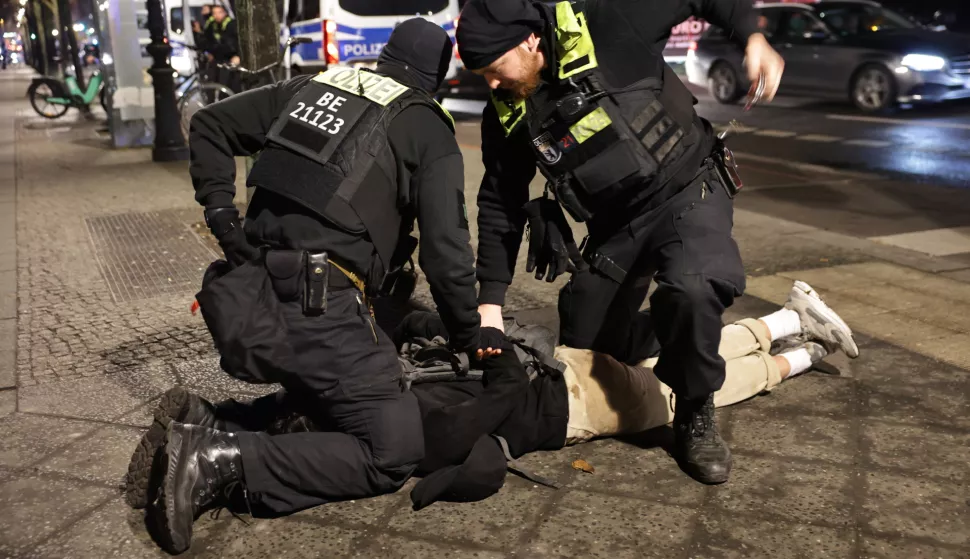 epaselect epa11913951 Police officers arrest a man near the Holocaust Memorial in Berlin, Germany, 21 February 2025, after another man was seriously injured with a sharp object. The injured man was taken to hospital and an investigation is ongoing at the crime scene. EPA/CHRISTOPHER NEUNDORF