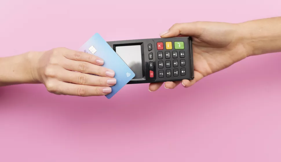 beskontaktno placanje, kreditna kartica, debitna kartica, gotovina, novac, kupovina, euro, ilustracijafreepik