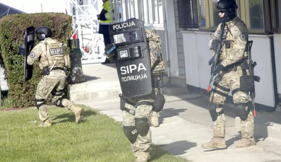 epa06263168 Bosnian police forces take part in a joint exercise of EUFOR (European Forces) and the Bosnian police, for the rescue of hostages, at Sarajevo airport, Bosnia and Herzegovina, 13 October 2017. EPA/FEHIM DEMIR