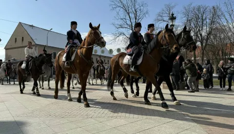 Gotovo 80 jahača, najviše iz Vukovarsko-srijemske, ali i iz susjednih slavonskih i barassjkih županija sudjelovalo je u ovogodišnjem 22. Vinkovačkom pokladnom jahanju i oove godine, diče se organiaztori, Vinkovački šokački rodovi, nikada nije bilo više žena jahačica.