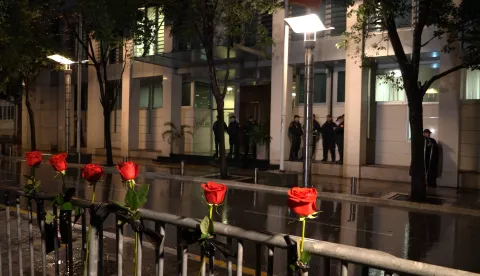 Podgorica, 03.01.2025. - Oko tisuću prosvjednika, prema procjeni crnogorskih medija, okupilo se u petak navečer ispred zgrade crnogorske vlade kako bi prosvjedovali zbog tragedije koja je 1. siječnja zadesila Cetinje i masovnog ubojstva u tom gradu, dok se u zgradi vlade održavala sjednica Vijeća za nacionalnu sigurnost. Prosvjednici su tražili odgovornost i smjenu kompletnog vodstva u sustavu sigurnosti. Nosili su transparente na kojima piše "Ruke su vam krvave", "Sistem vam je truo" i "12 minuta tišine" i skandiraju "Ubojice, izađite napolje" i "Ostavke". Također izvikivali su imena žrtava tragedije koja se u srijedu dogodila u Cetinju, kada je Cetinjanin Aco Martinović usmrtio 12 osoba.foto HINA/ TANJUG/ MEDIA BIRO, fotografija niske rezolucije/ nr/ ml