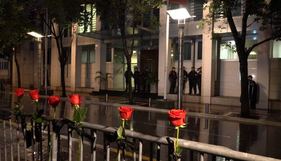 Podgorica, 03.01.2025. - Oko tisuću prosvjednika, prema procjeni crnogorskih medija, okupilo se u petak navečer ispred zgrade crnogorske vlade kako bi prosvjedovali zbog tragedije koja je 1. siječnja zadesila Cetinje i masovnog ubojstva u tom gradu, dok se u zgradi vlade održavala sjednica Vijeća za nacionalnu sigurnost. Prosvjednici su tražili odgovornost i smjenu kompletnog vodstva u sustavu sigurnosti. Nosili su transparente na kojima piše "Ruke su vam krvave", "Sistem vam je truo" i "12 minuta tišine" i skandiraju "Ubojice, izađite napolje" i "Ostavke". Također izvikivali su imena žrtava tragedije koja se u srijedu dogodila u Cetinju, kada je Cetinjanin Aco Martinović usmrtio 12 osoba.foto HINA/ TANJUG/ MEDIA BIRO, fotografija niske rezolucije/ nr/ ml