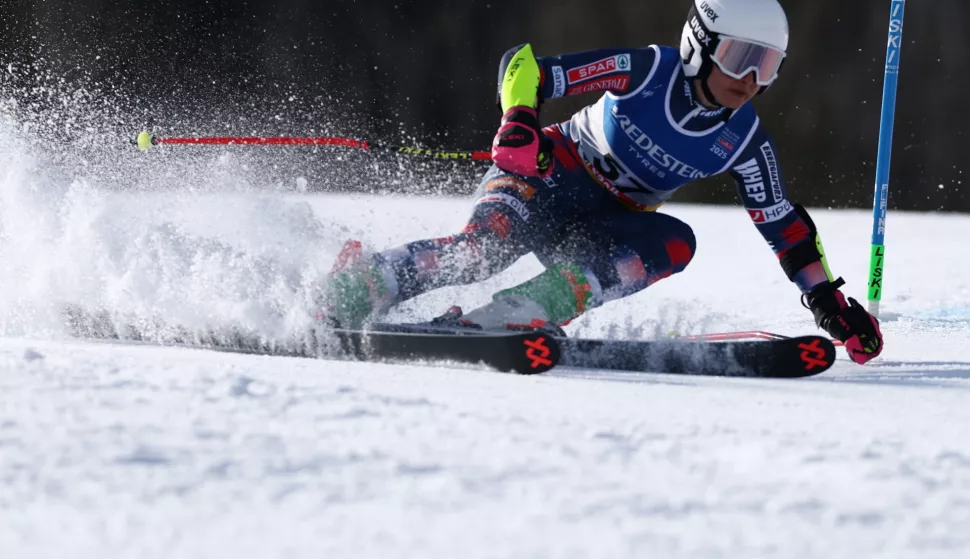 epa11892385 Dora Ljutic of Croatia in action during the Women's Giant Slalom race at the FIS Alpine Skiing World Championships in Saalbach Hinterglemm, Austria, 13 February 2025. EPA/ANNA SZILAGYI