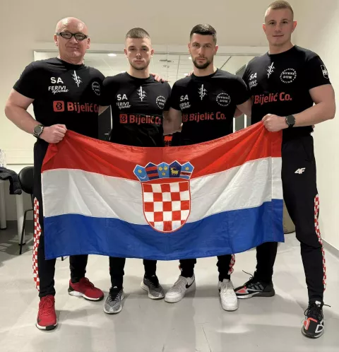 Hrvatski borac Antonio Krajinović je na Glory 98 priredbi u Rotterdamu izborio treću profesionalnu pobjedu. Član osječkog KBK-a Sveti Duh ponovno je pokazao vrhunske vještine, te agresivnim nastupom jednoglasnom odlukom sudaca svladao Marokanca Soufiana El Hammouchija.veljača 2025foto: KBK SVETI DUH