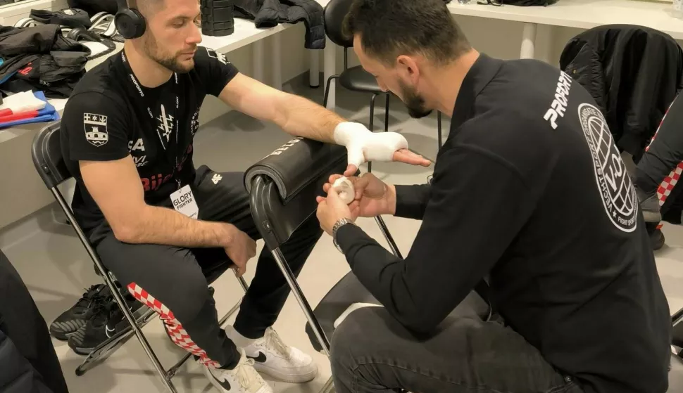 Hrvatski borac Antonio Krajinović je na Glory 98 priredbi u Rotterdamu izborio treću profesionalnu pobjedu. Član osječkog KBK-a Sveti Duh ponovno je pokazao vrhunske vještine, te agresivnim nastupom jednoglasnom odlukom sudaca svladao Marokanca Soufiana El Hammouchija.veljača 2025foto: KBK SVETI DUH