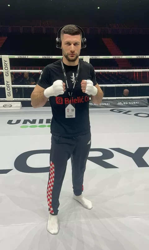 Hrvatski borac Antonio Krajinović je na Glory 98 priredbi u Rotterdamu izborio treću profesionalnu pobjedu. Član osječkog KBK-a Sveti Duh ponovno je pokazao vrhunske vještine, te agresivnim nastupom jednoglasnom odlukom sudaca svladao Marokanca Soufiana El Hammouchija.veljača 2025foto: KBK SVETI DUH