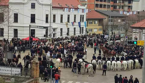 Pokladni jahači u centru Županje, veljača 2025.snimila Marija Lešić Omerović